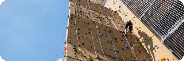 Klimmer op de buitenklimwand Kalymnos van Olympos Utrecht
