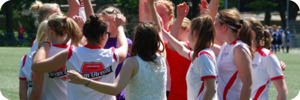 Leden van een studentensportvereniging trainen samen bij Olympos